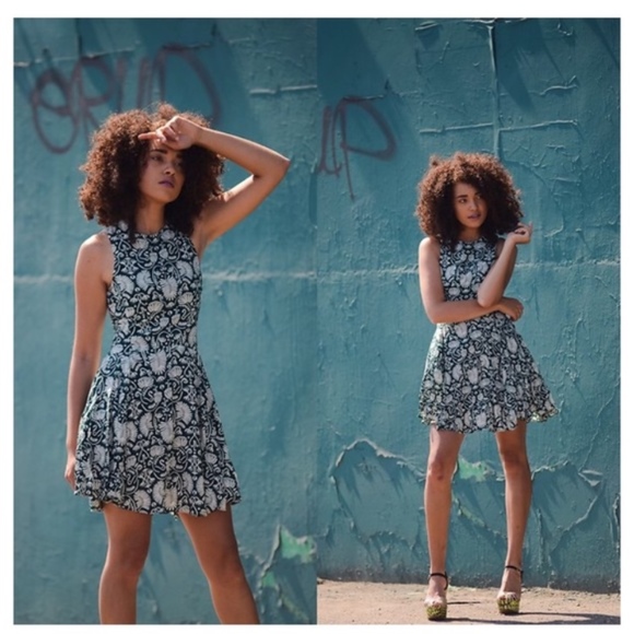 H&M Dresses & Skirts - H&M Floral Graphic Print Fit & Flare Dress Size 6